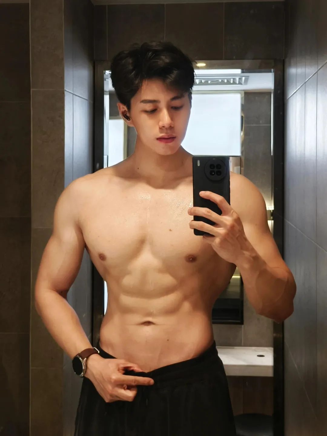 温润如玉的 27 岁正装男神，183cm 重庆健身运动博主，宽阔肩膀大杯胸，这麒麟臂壮的像雷神之锤