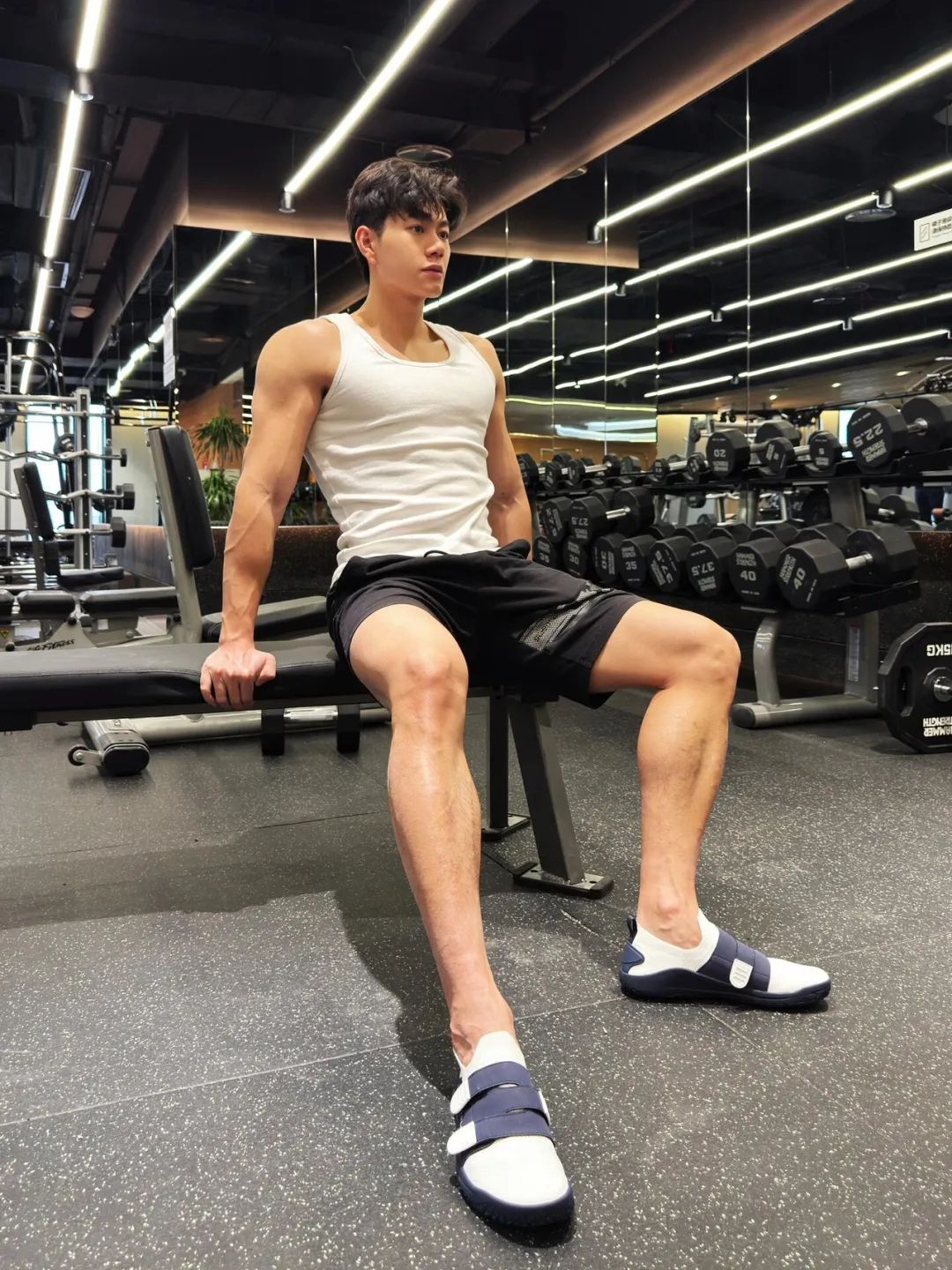 温润如玉的 27 岁正装男神，183cm 重庆健身运动博主，宽阔肩膀大杯胸，这麒麟臂壮的像雷神之锤