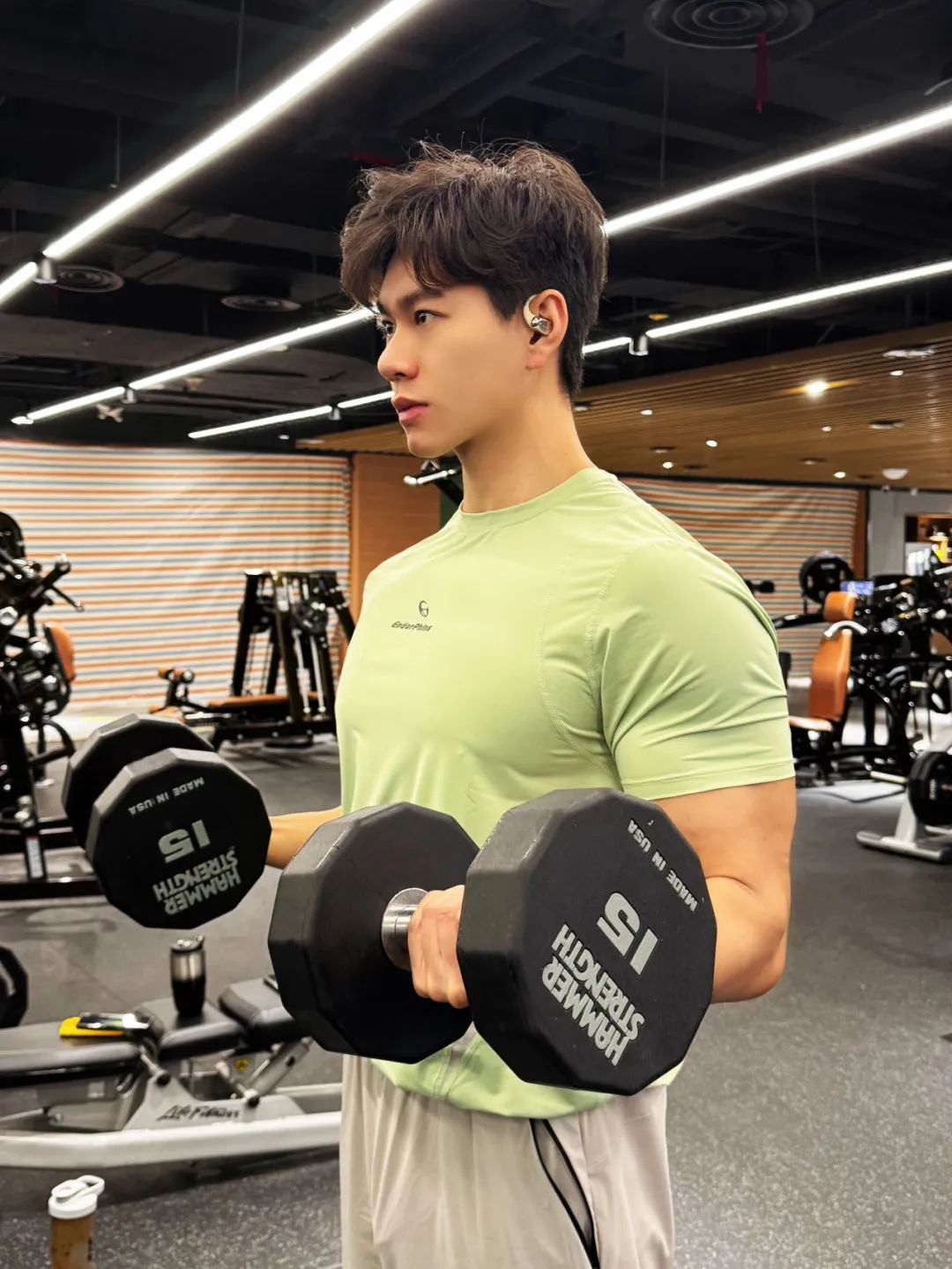 温润如玉的 27 岁正装男神，183cm 重庆健身运动博主，宽阔肩膀大杯胸，这麒麟臂壮的像雷神之锤