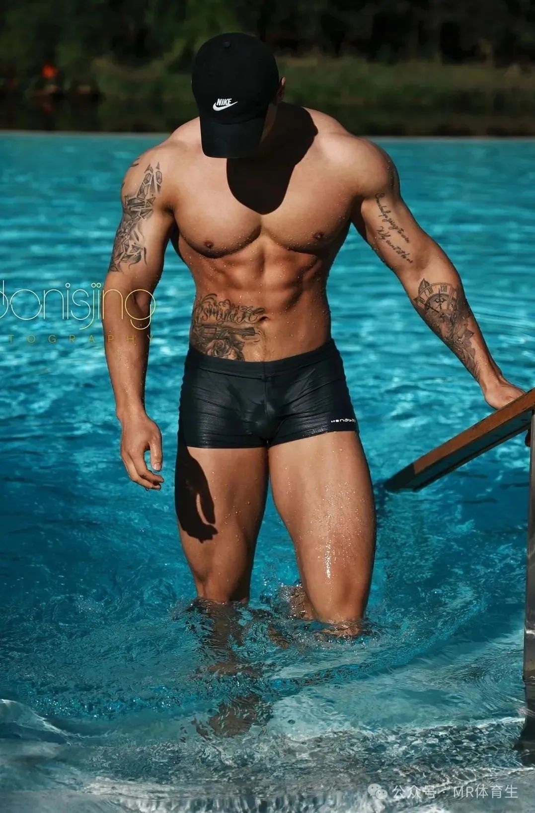 188cm 精壮型男海边秀肌肉，简直太顶了~