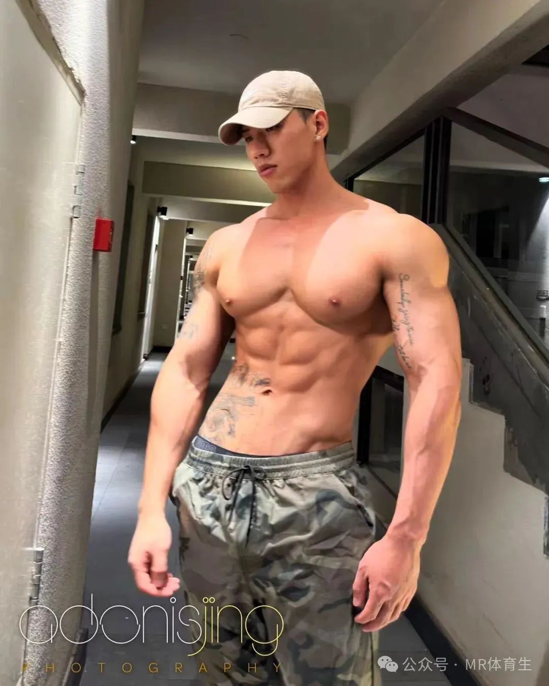 188cm 精壮型男海边秀肌肉,简直太顶了~ 188cm 精壮型男海边秀肌肉,简直太顶了~