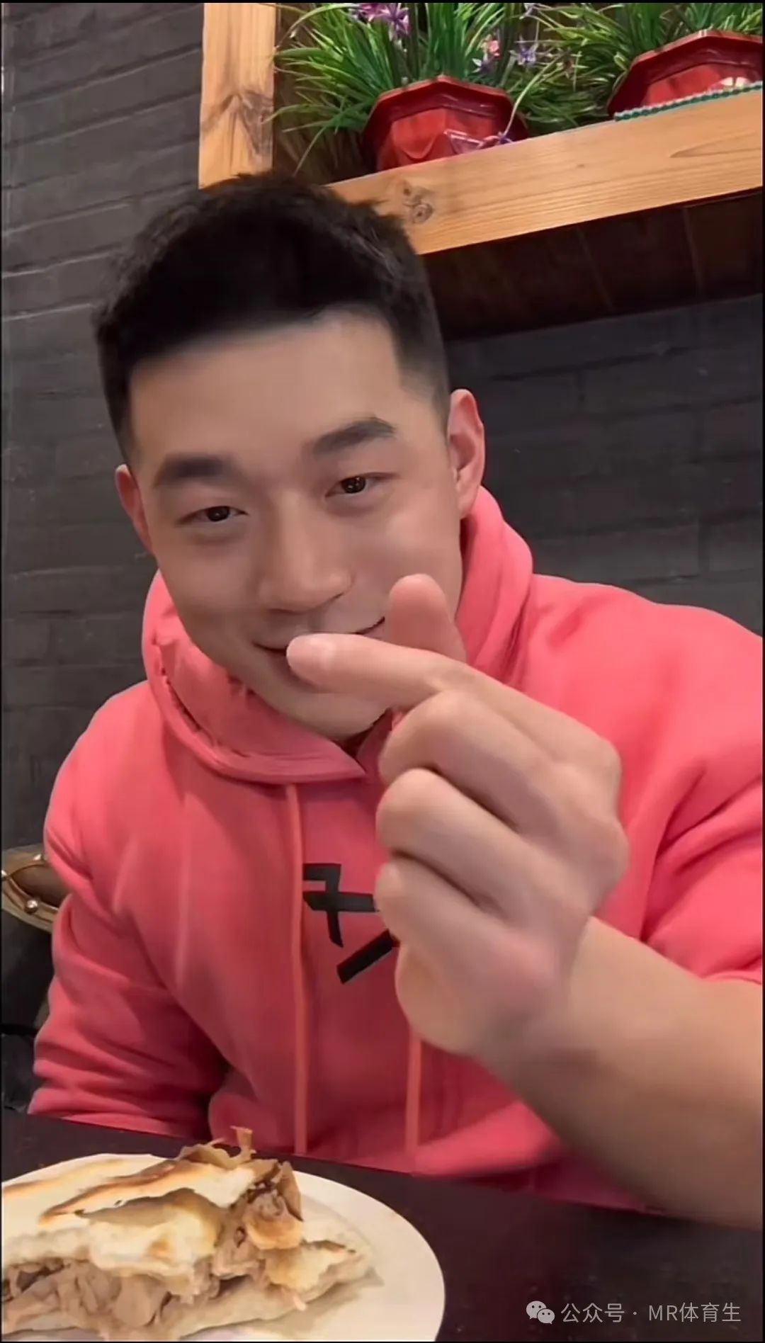 25 岁陕西肌肉帅哥，网友直呼：互联网第一老公~