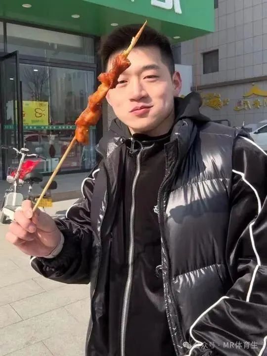 25 岁陕西肌肉帅哥，网友直呼：互联网第一老公~