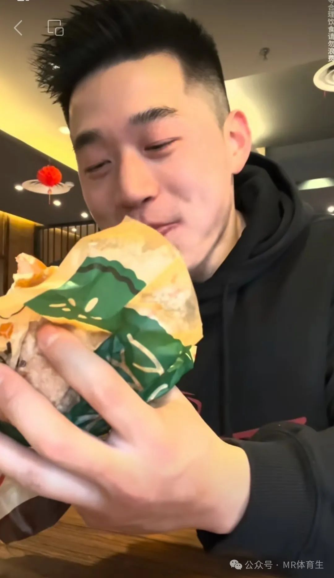 25 岁陕西肌肉帅哥，网友直呼：互联网第一老公~
