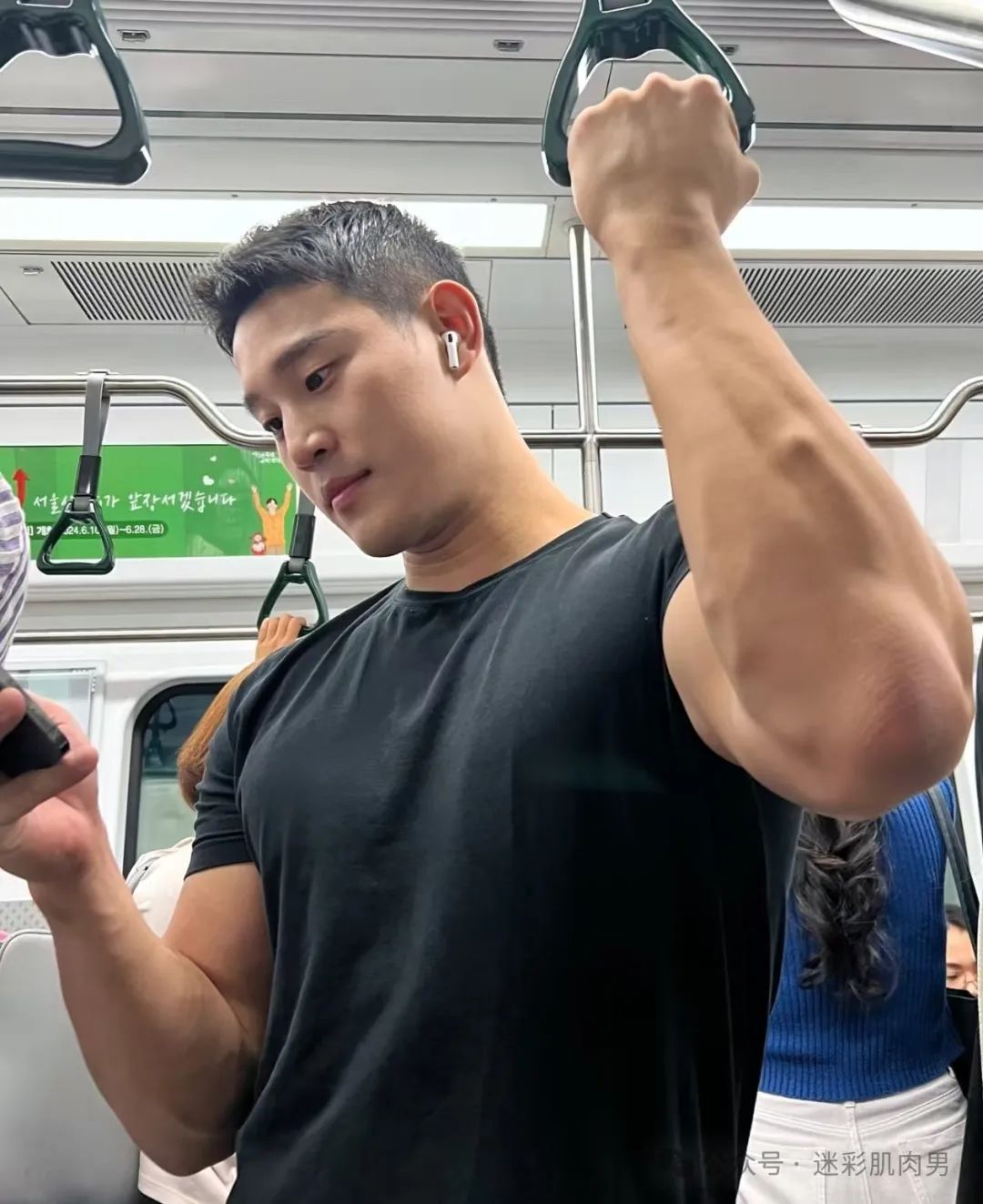 地铁上的壮硕肌肉男被扒还是个兵哥？红泳裤居然这么凸！