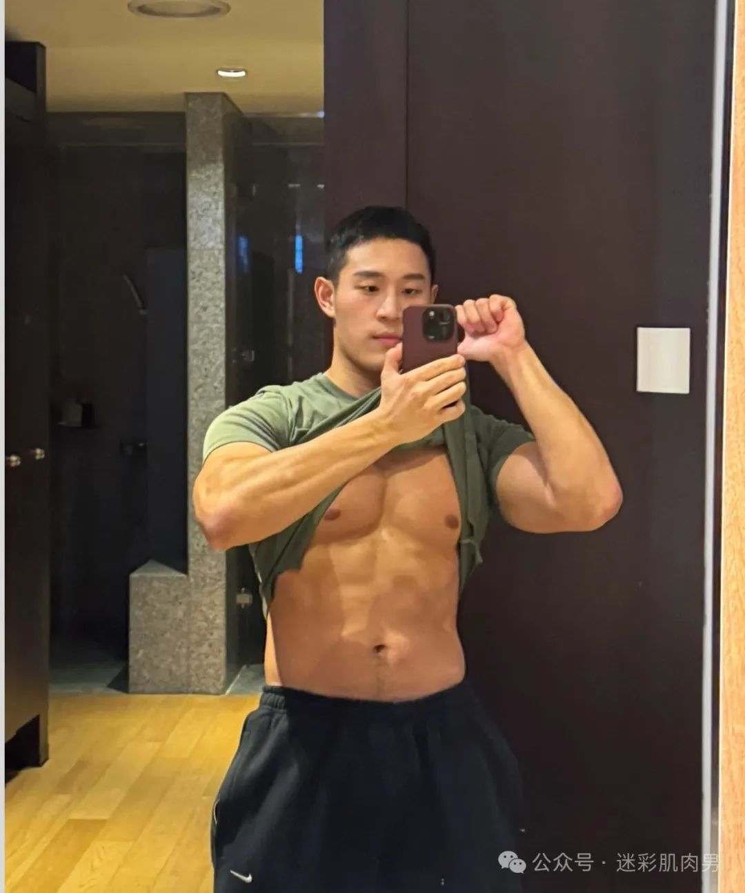 地铁上的壮硕肌肉男被扒还是个兵哥？红泳裤居然这么凸！