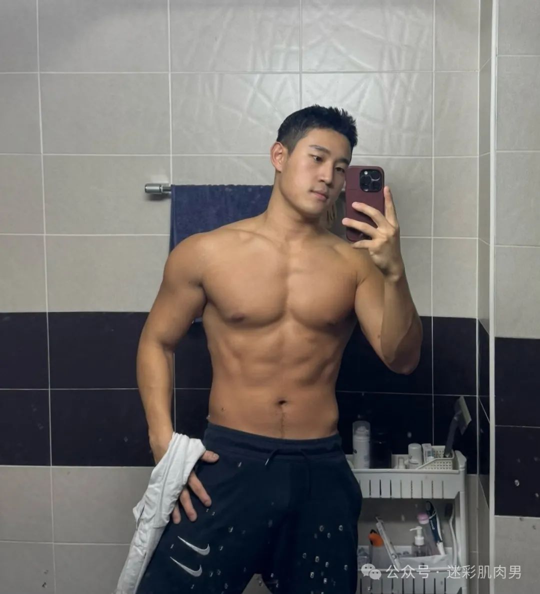 地铁上的壮硕肌肉男被扒还是个兵哥？红泳裤居然这么凸！