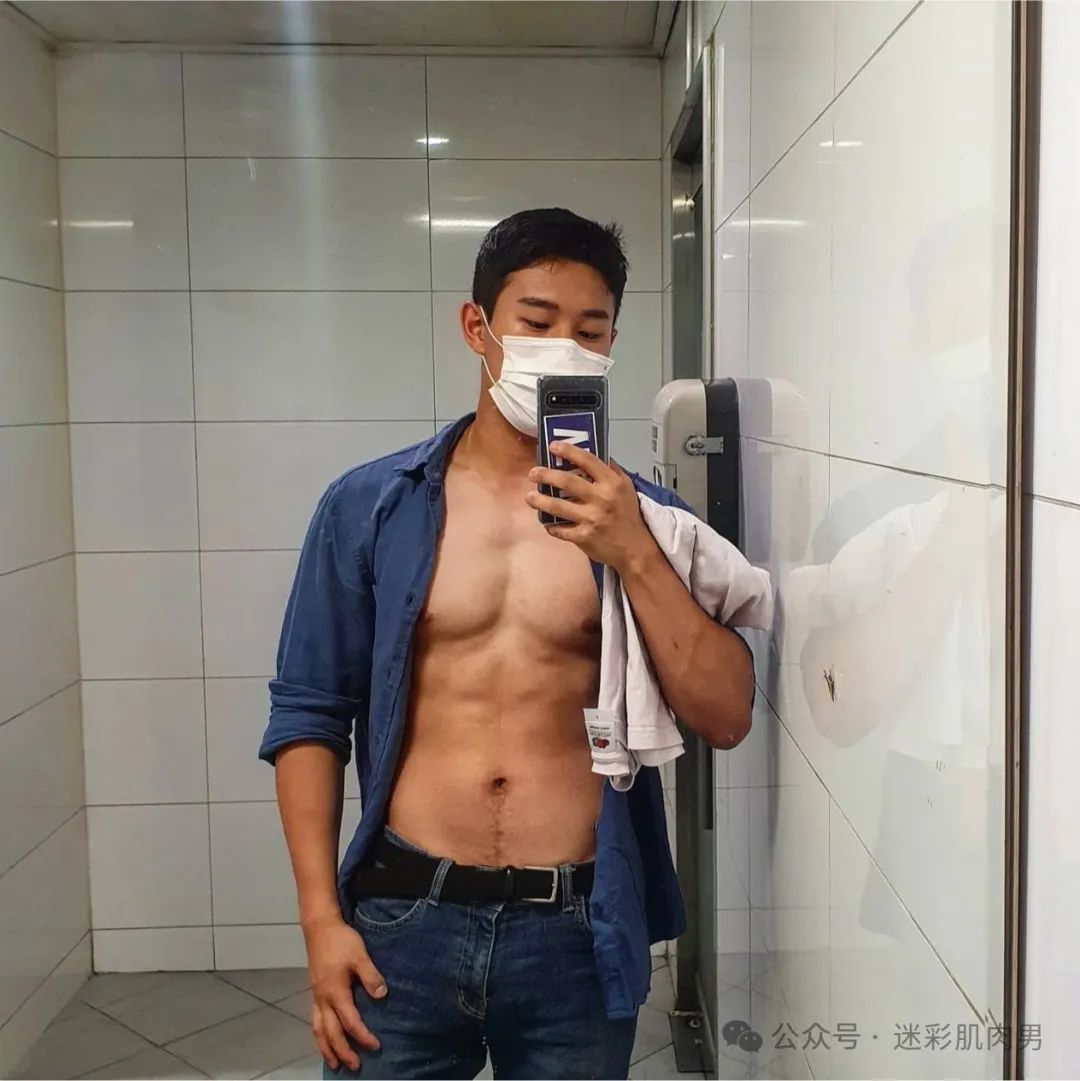 地铁上的壮硕肌肉男被扒还是个兵哥？红泳裤居然这么凸！