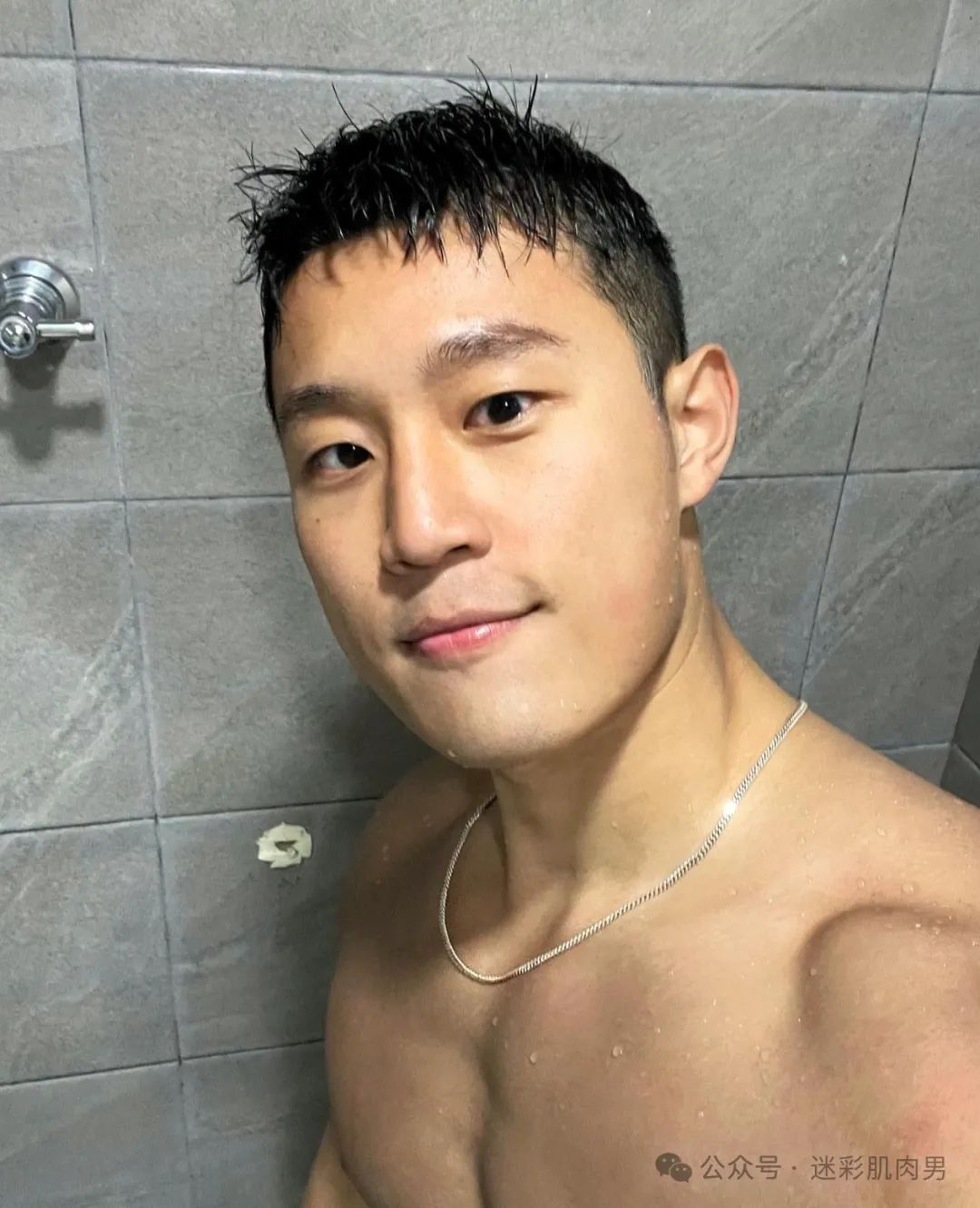 地铁上的壮硕肌肉男被扒还是个兵哥？红泳裤居然这么凸！