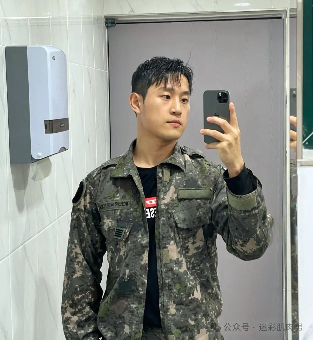 地铁上的壮硕肌肉男被扒还是个兵哥？红泳裤居然这么凸！