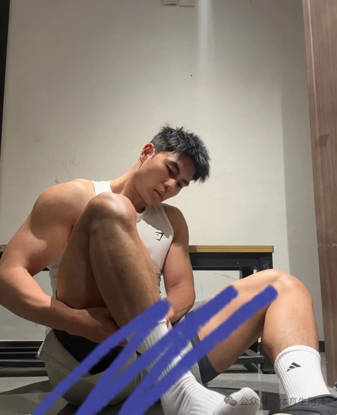 北体黑皮体育生“爆火”推特，三天涨粉过万，网友辣评：之前不是直男吗.......