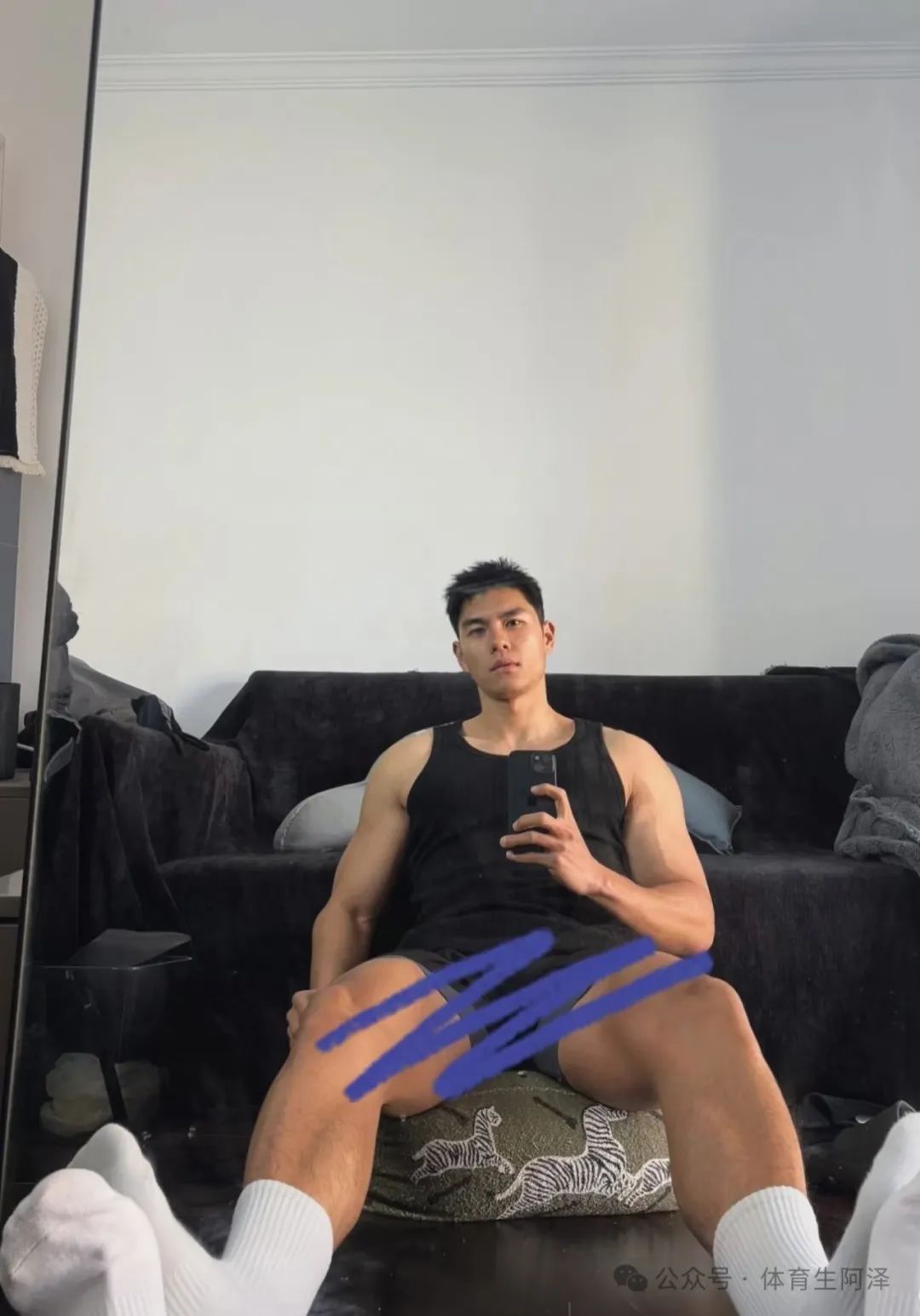 北体黑皮体育生“爆火”推特，三天涨粉过万，网友辣评：之前不是直男吗.......