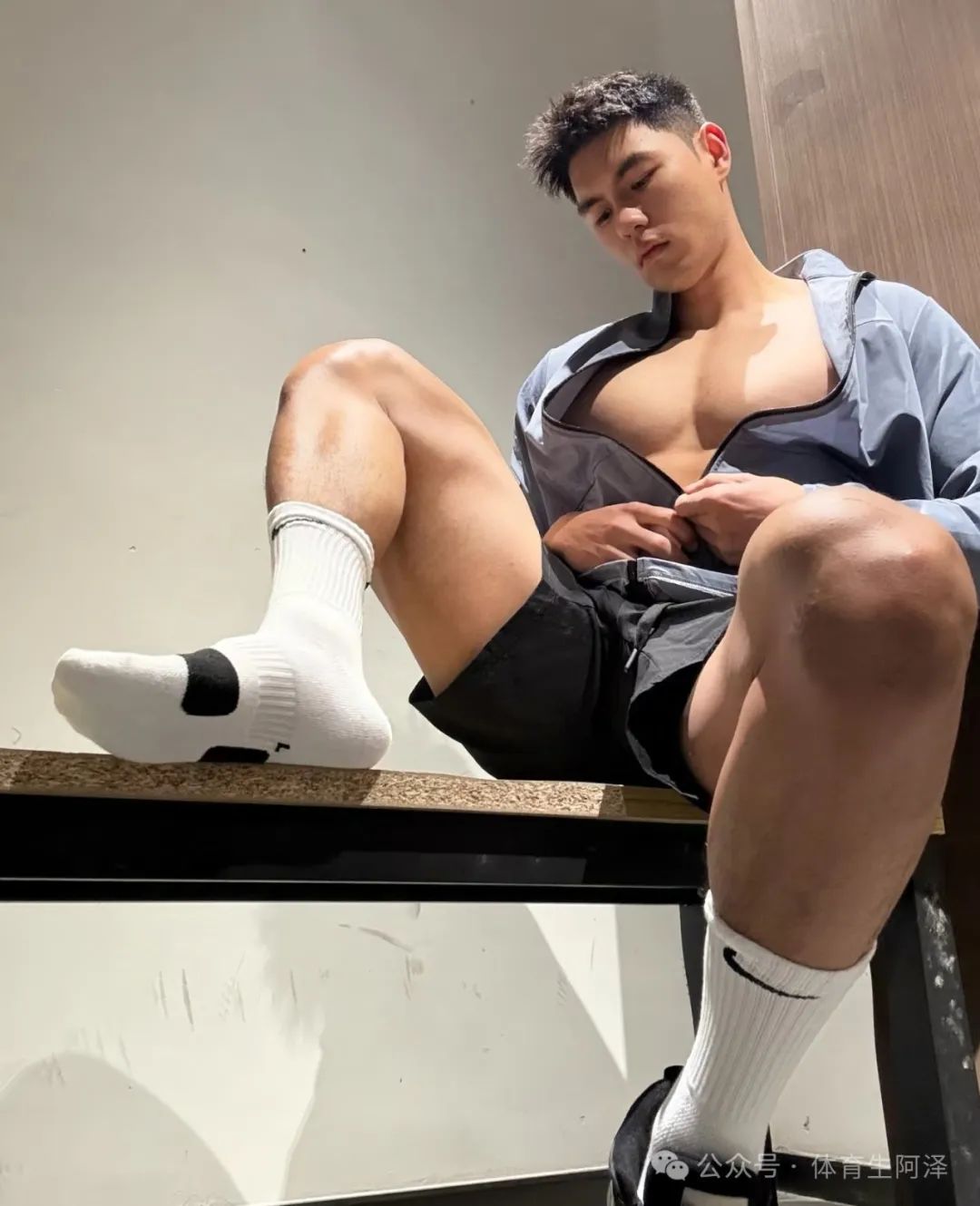 北体黑皮体育生“爆火”推特，三天涨粉过万，网友辣评：之前不是直男吗.......