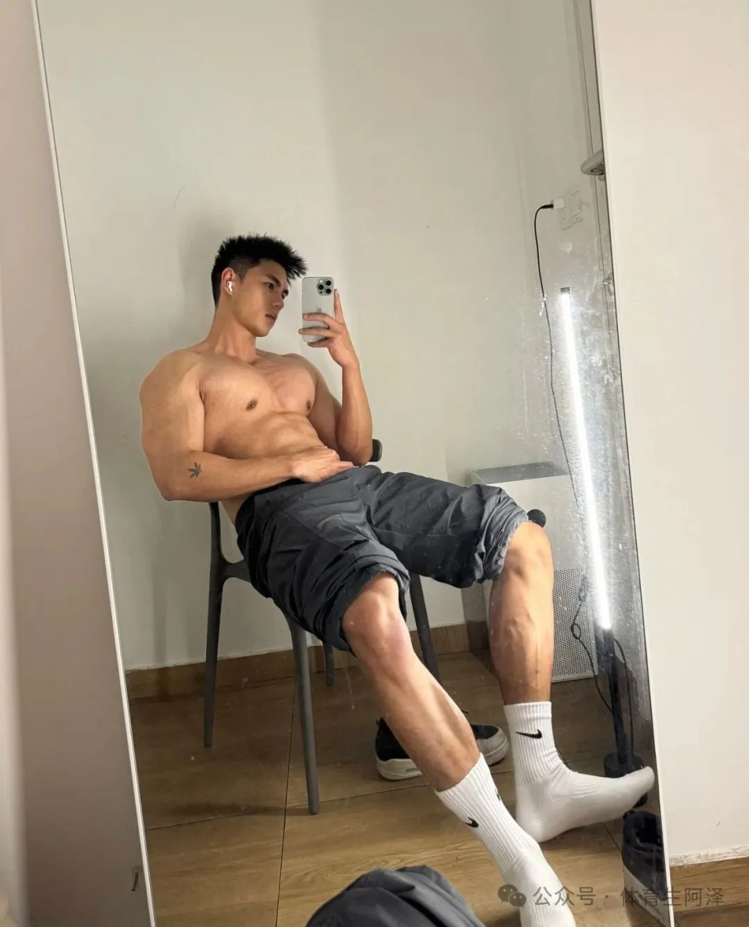 北体黑皮体育生“爆火”推特,三天涨粉过万,网友辣评:之前不是直男吗....... 北体黑皮体育生“爆火”推特,三天涨粉过万,网友辣评:之前不是直男吗.......