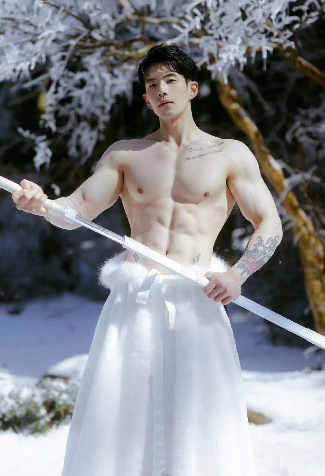 高颜值腹肌帅哥，冰天雪地秀厚实胸麒麟臂虎头肩，这倒三角肌肉身材也太绝了