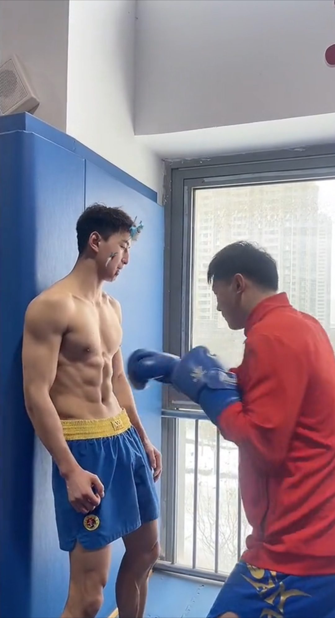 山西 190CM 体育生撩衣露腹肌被摸，？灰裤子大长腿！