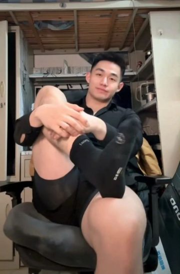 身高 192 大粗腿寸头帅哥主播，身着紧身短裤网友直呼挪不开眼