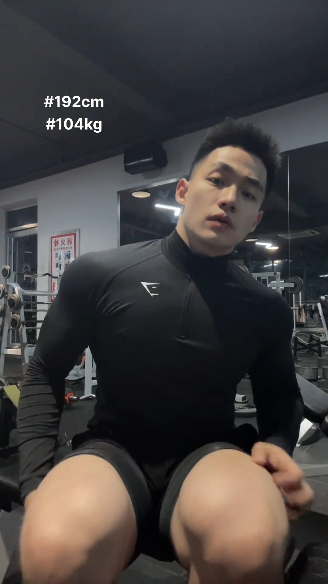 身高 192 大粗腿寸头帅哥主播，身着紧身短裤网友直呼挪不开眼