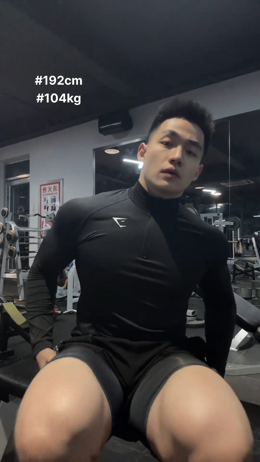 身高 192 大粗腿寸头帅哥主播，身着紧身短裤网友直呼挪不开眼