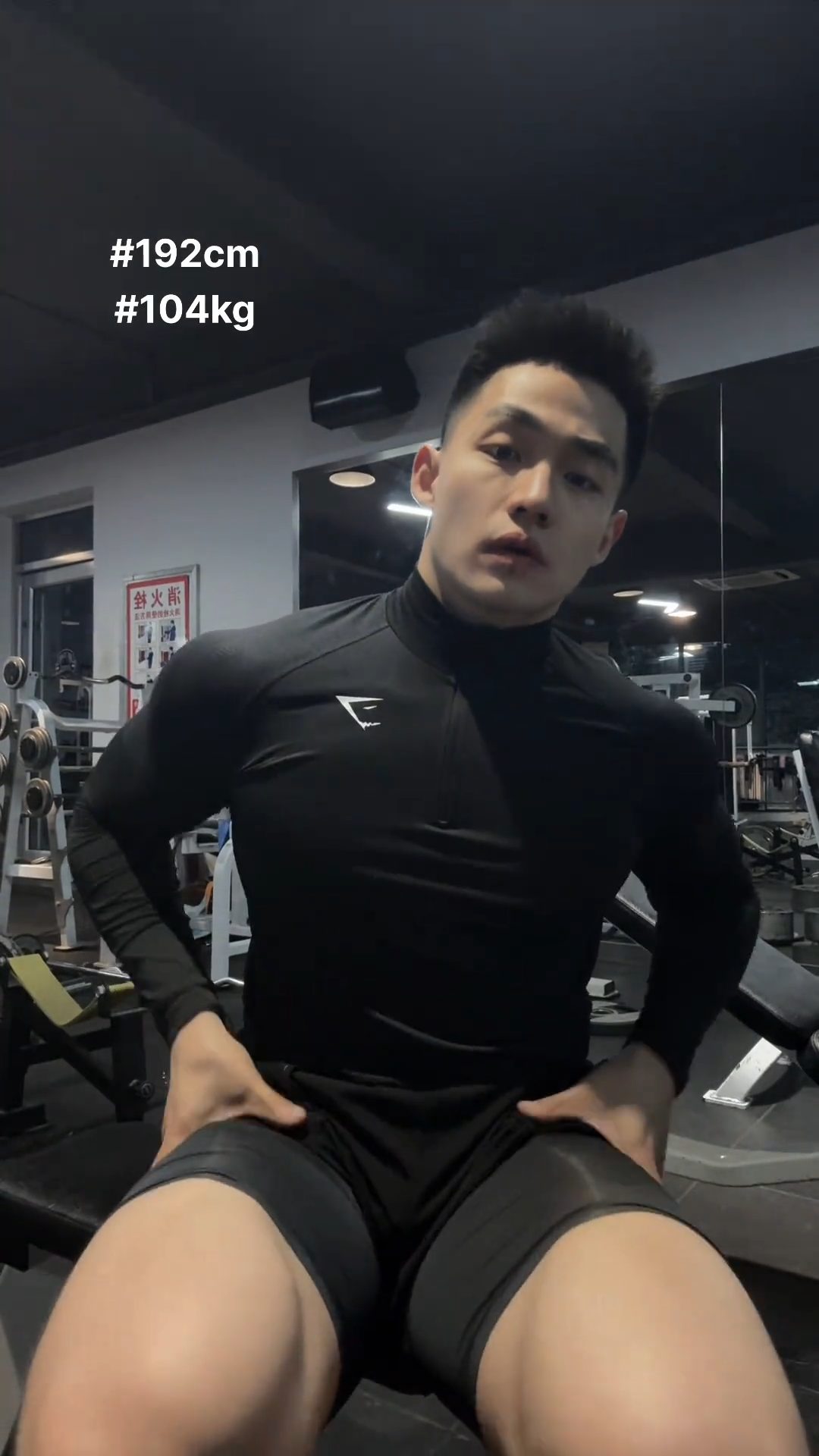 身高 192 大粗腿寸头帅哥主播，身着紧身短裤网友直呼挪不开眼
