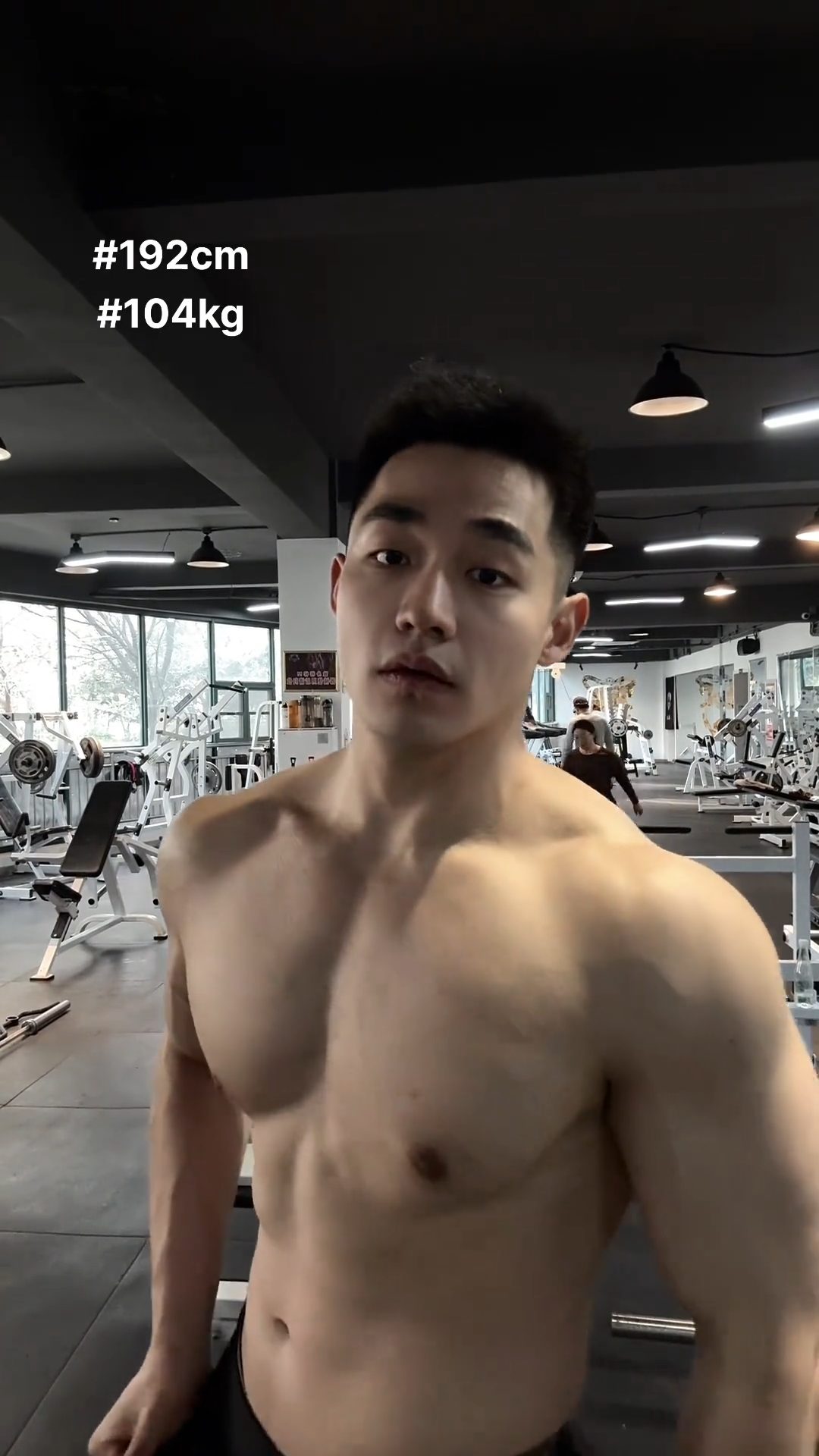 身高 192 大粗腿寸头帅哥主播，身着紧身短裤网友直呼挪不开眼