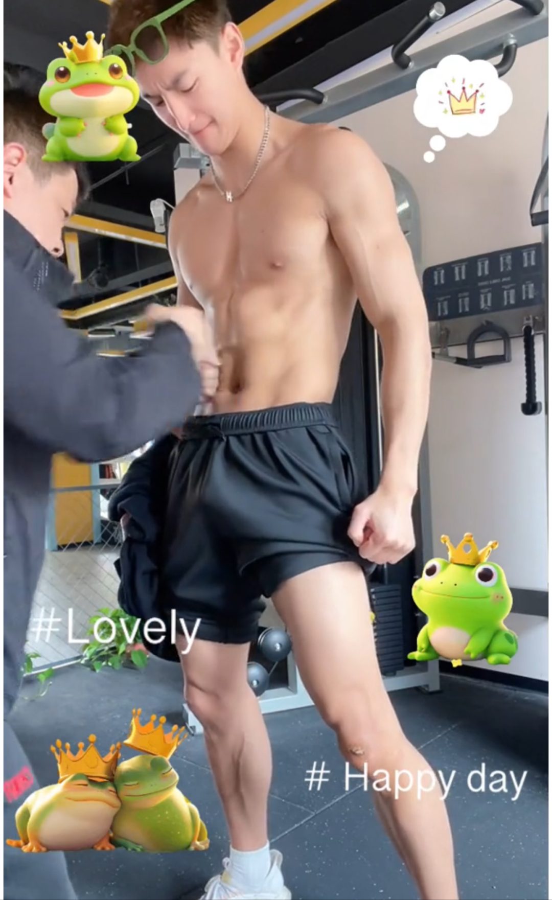 山西 190CM 体育生撩衣露腹肌被摸，？灰裤子大长腿！