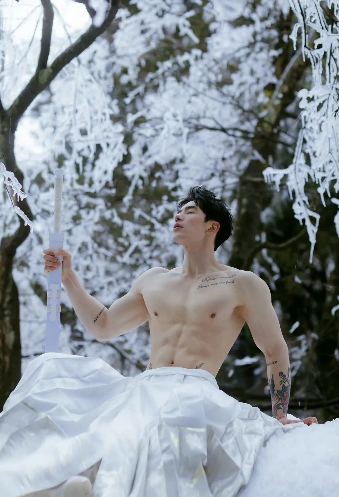 高颜值腹肌帅哥，冰天雪地秀厚实胸麒麟臂虎头肩，这倒三角肌肉身材也太绝了