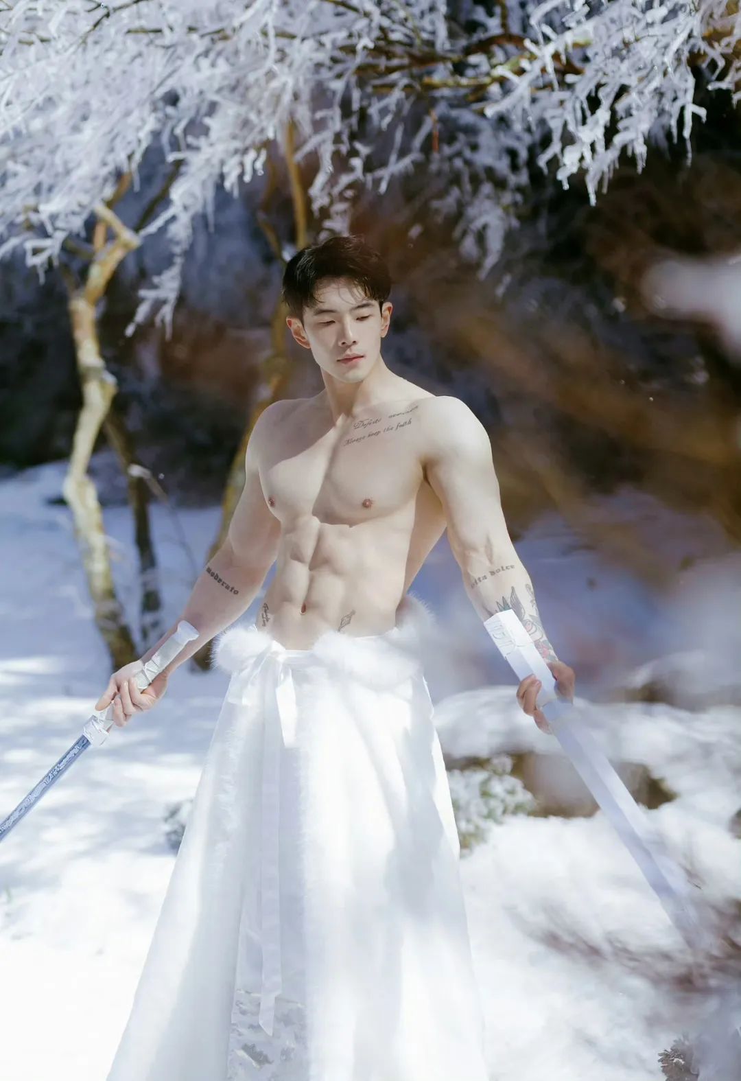 高颜值腹肌帅哥，冰天雪地秀厚实胸麒麟臂虎头肩，这倒三角肌肉身材也太绝了