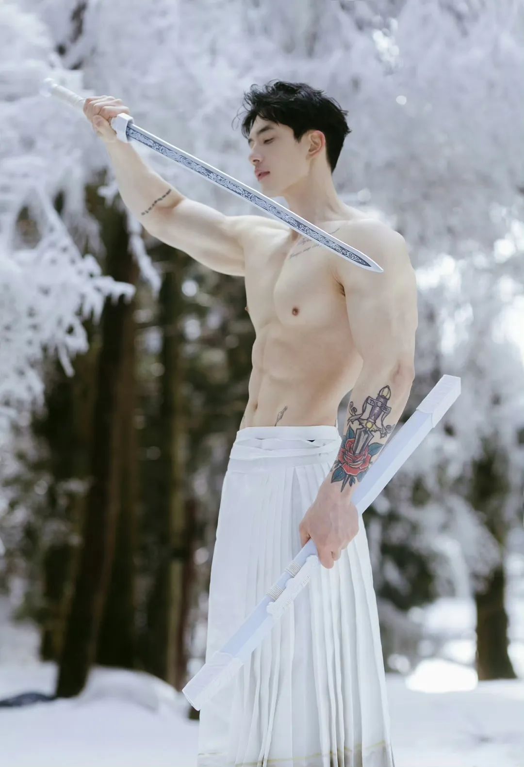 高颜值腹肌帅哥，冰天雪地秀厚实胸麒麟臂虎头肩，这倒三角肌肉身材也太绝了