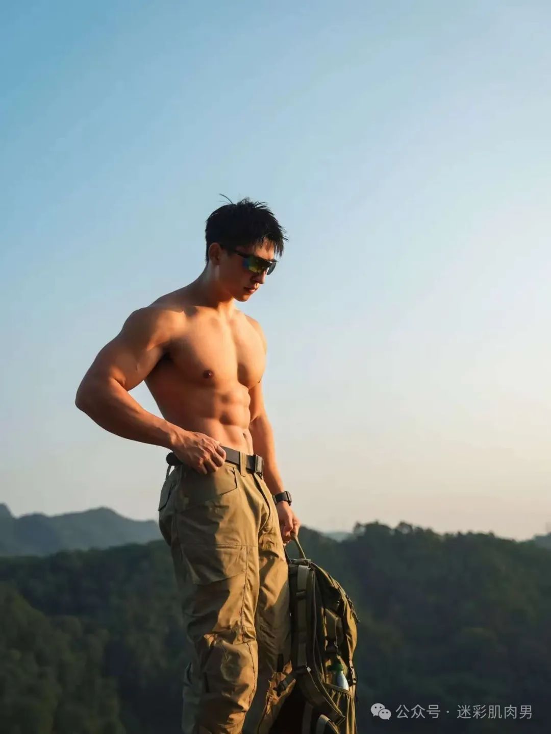重庆运动男穿灰裤子湿透脱？！粗壮长腿太大太性感了！！