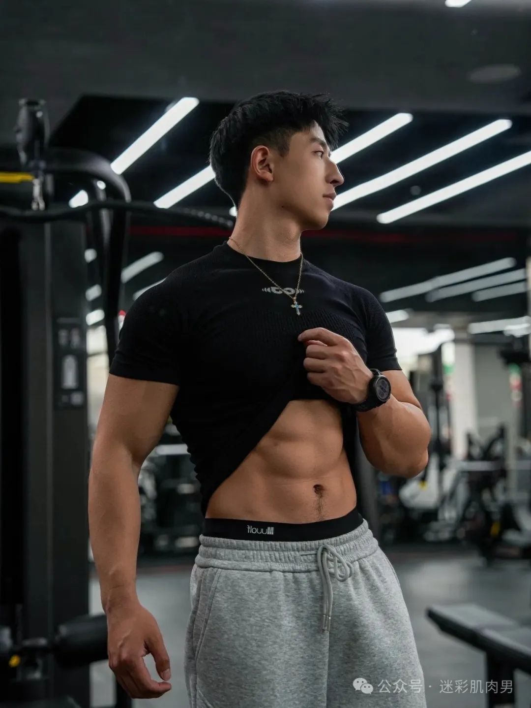 重庆运动男穿灰裤子湿透脱？！粗壮长腿太大太性感了！！