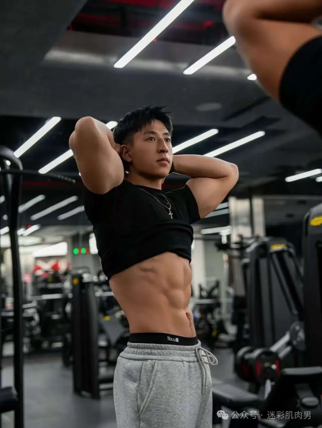 重庆运动男穿灰裤子湿透脱？！粗壮长腿太大太性感了！！