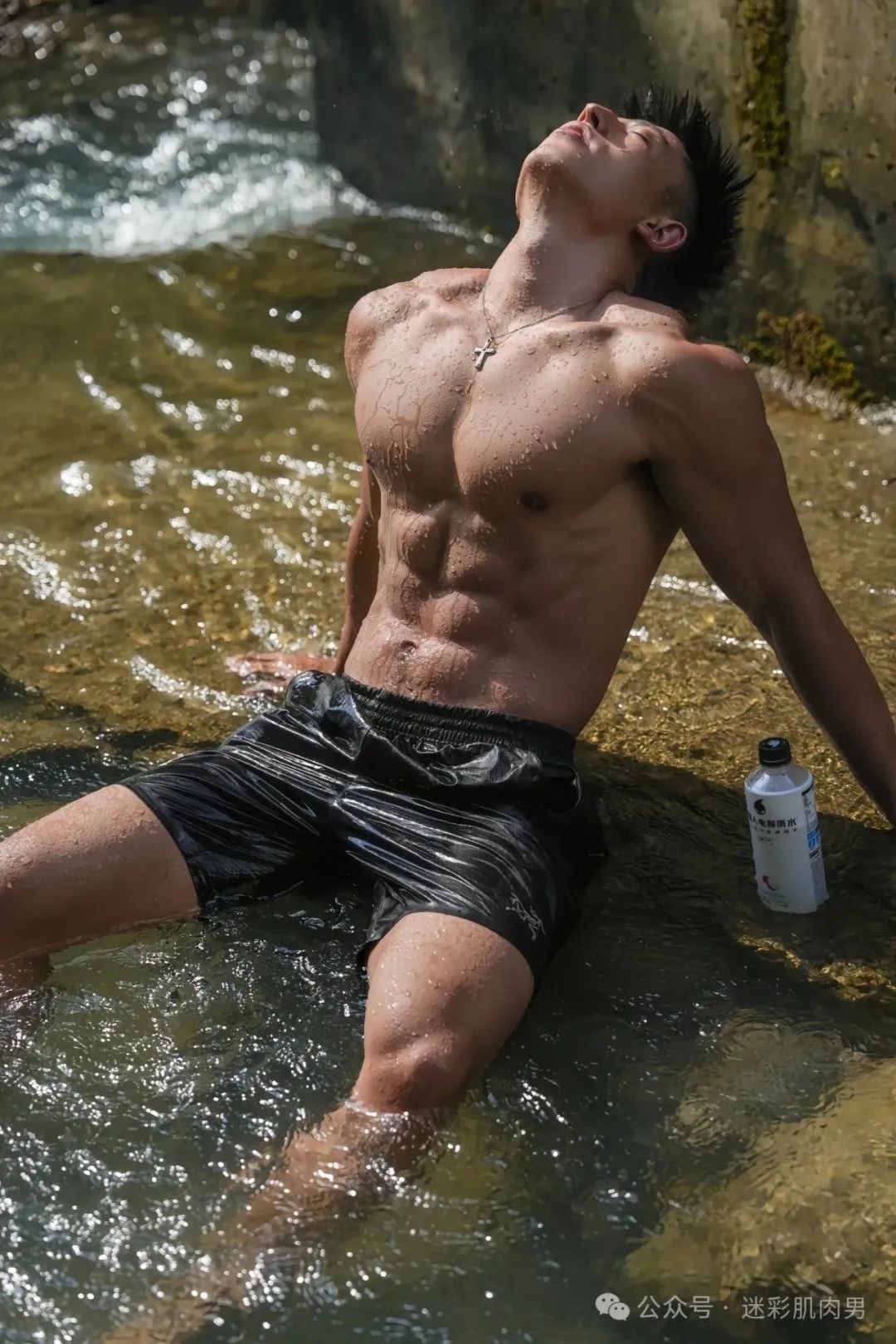重庆运动男穿灰裤子湿透脱？！粗壮长腿太大太性感了！！