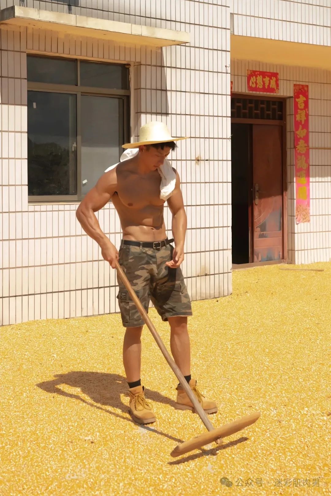 重庆运动男穿灰裤子湿透脱？！粗壮长腿太大太性感了！！
