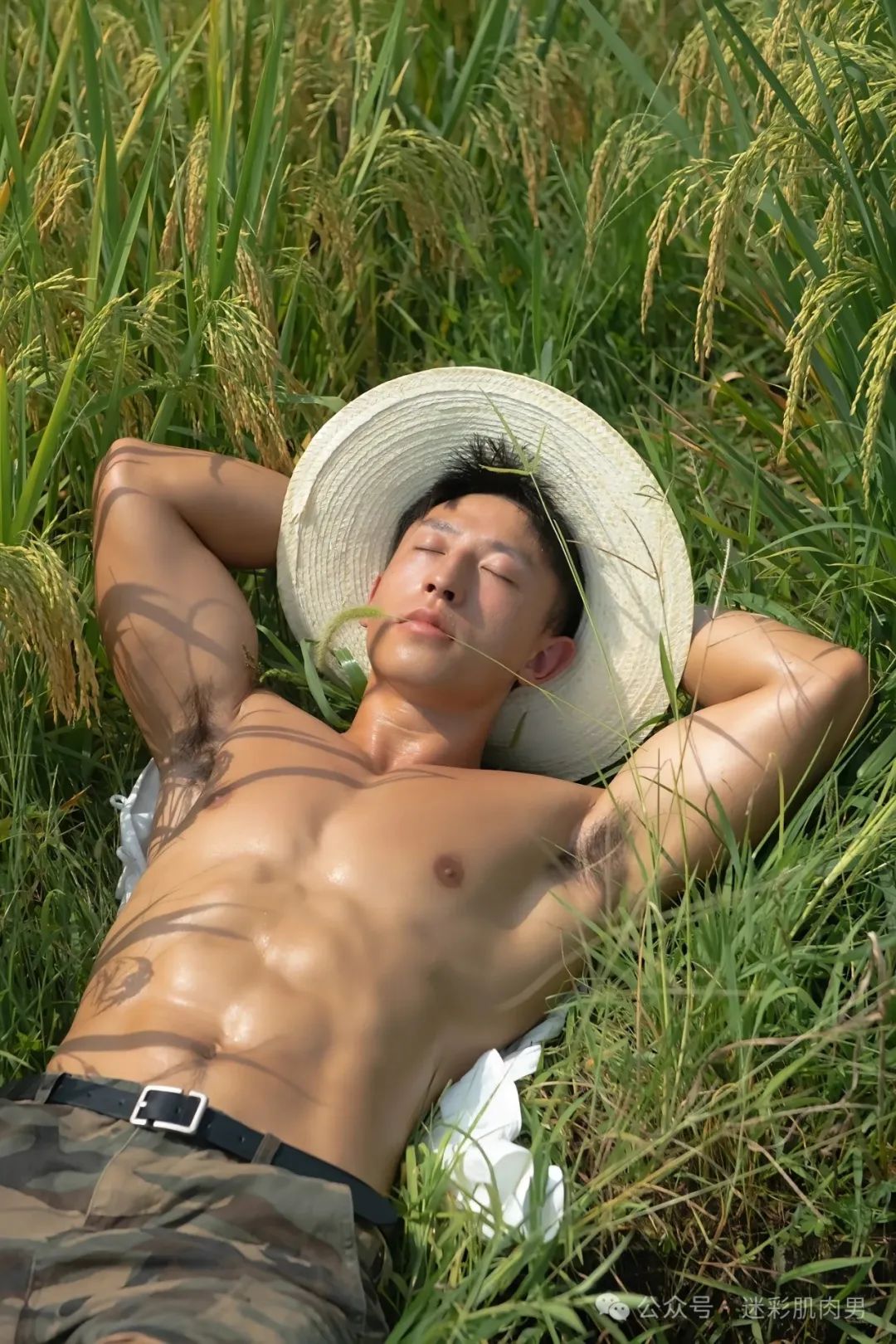 重庆运动男穿灰裤子湿透脱？！粗壮长腿太大太性感了！！