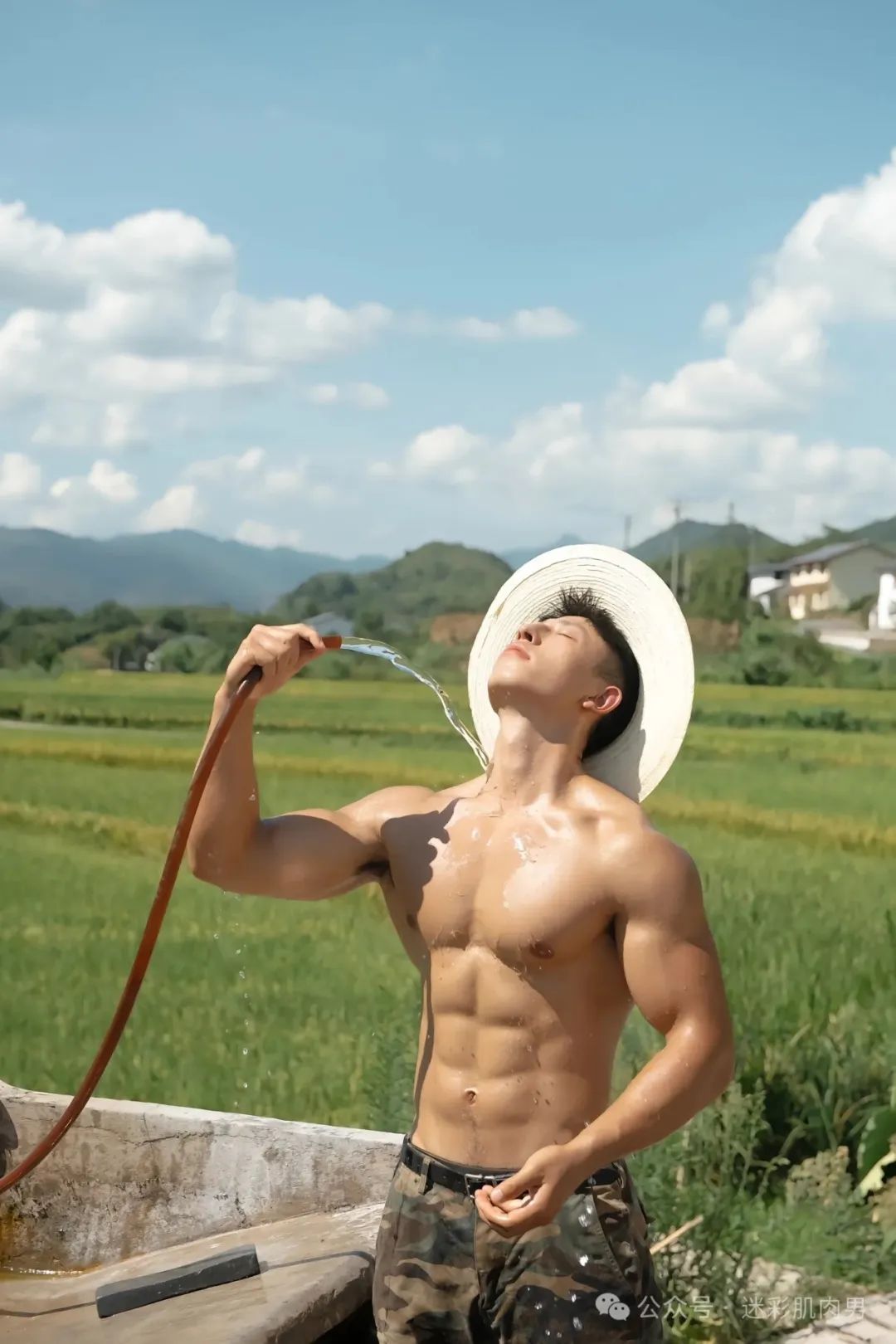 重庆运动男穿灰裤子湿透脱？！粗壮长腿太大太性感了！！