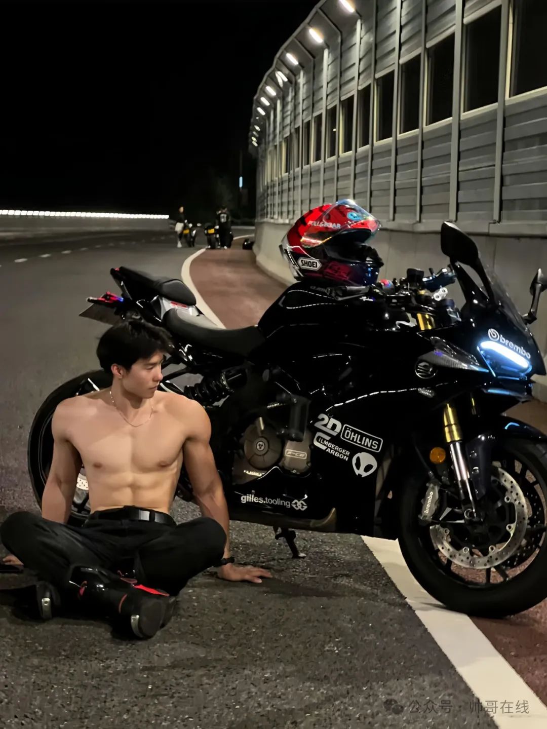 街头深夜偶遇不穿衣服的大胸肌机车小伙!