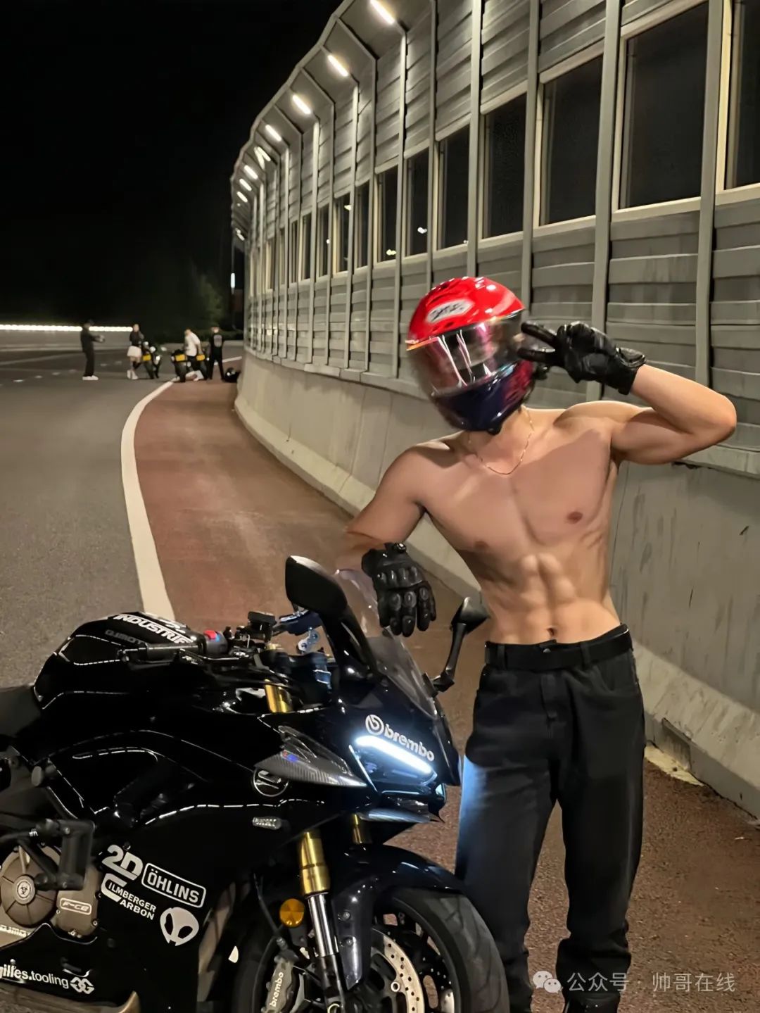 街头深夜偶遇不穿衣服的大胸肌机车小伙!