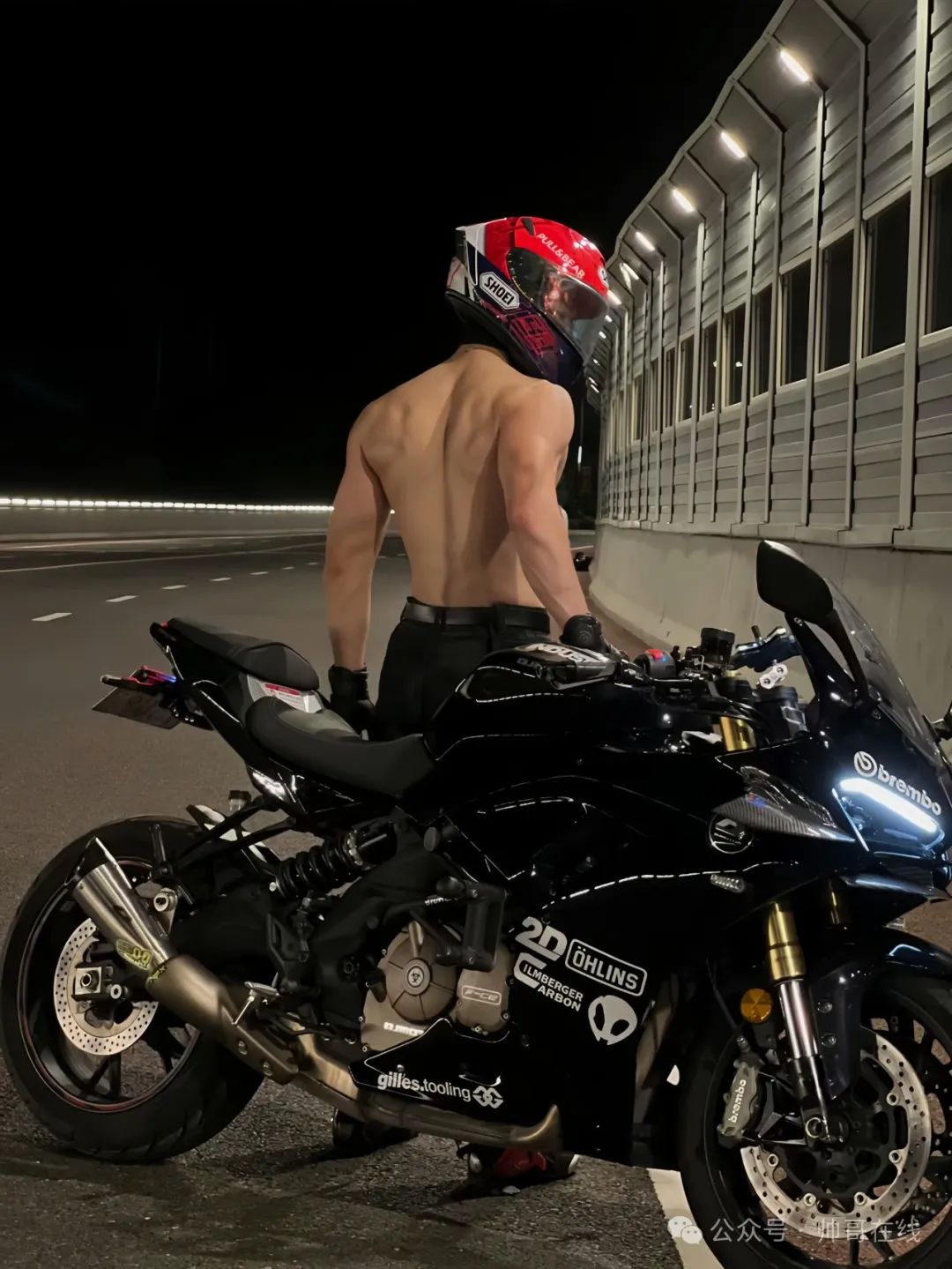 街头深夜偶遇不穿衣服的大胸肌机车小伙!