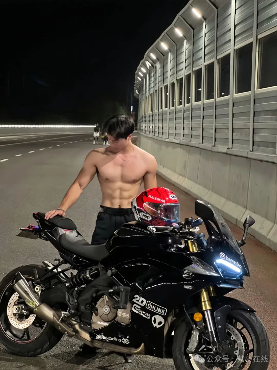 街头深夜偶遇不穿衣服的大胸肌机车小伙!