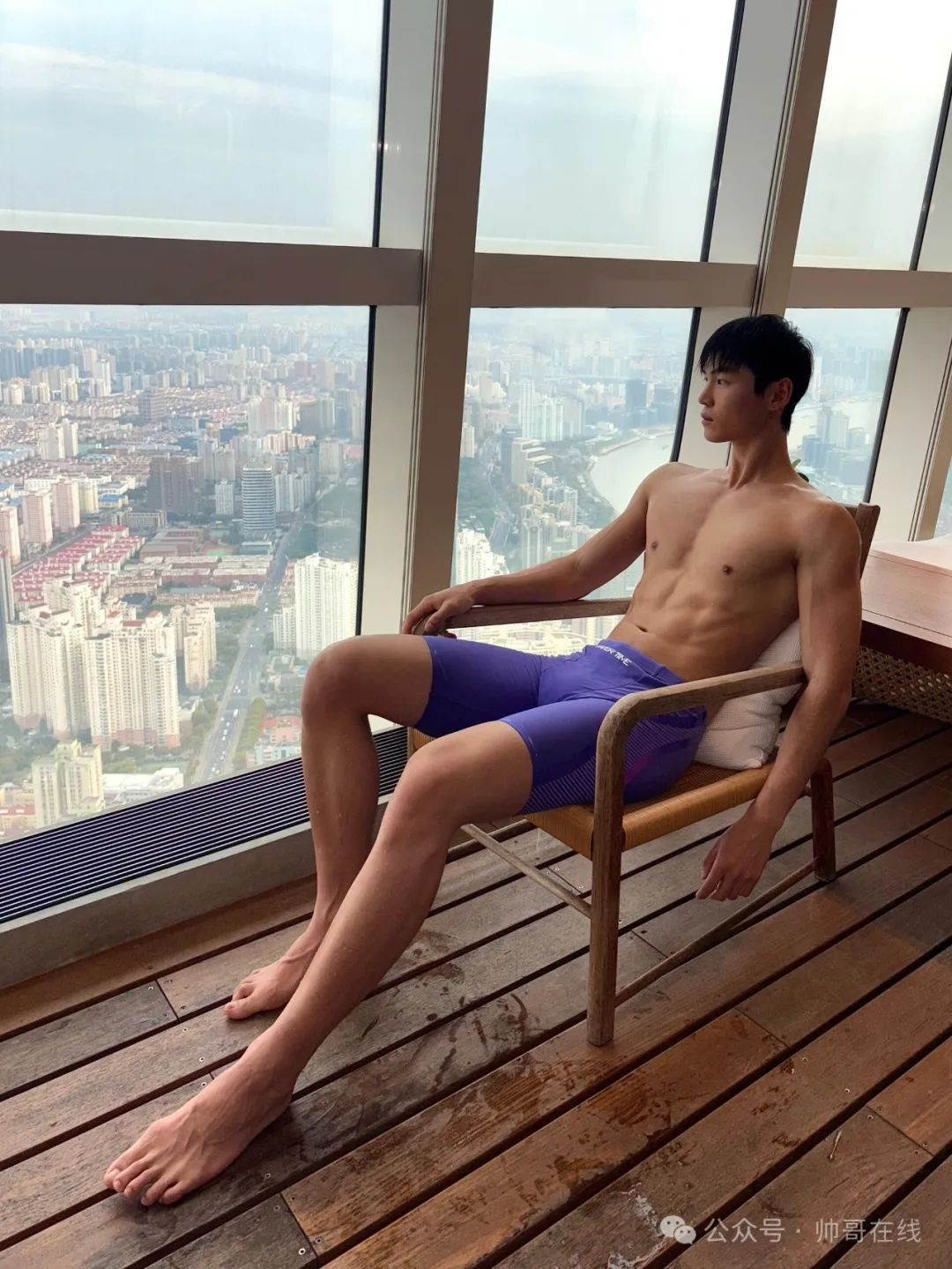190CM 泳裤薄肌体育生模特，腰长腿长的肌肉小狼狗帅弟弟！