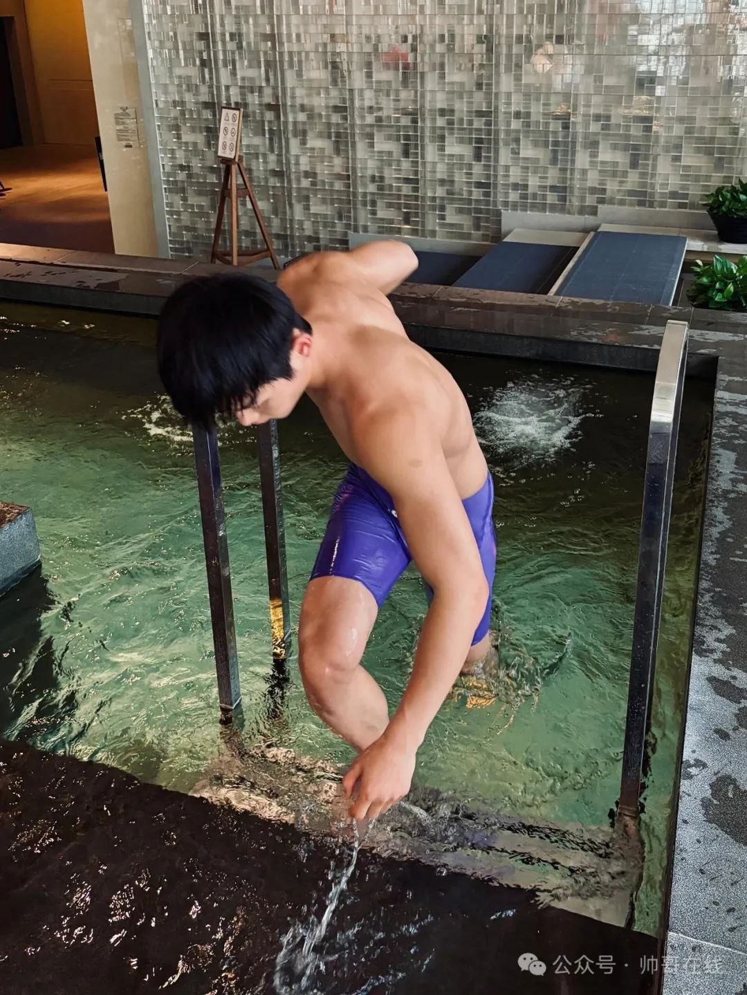 190CM 泳裤薄肌体育生模特，腰长腿长的肌肉小狼狗帅弟弟！