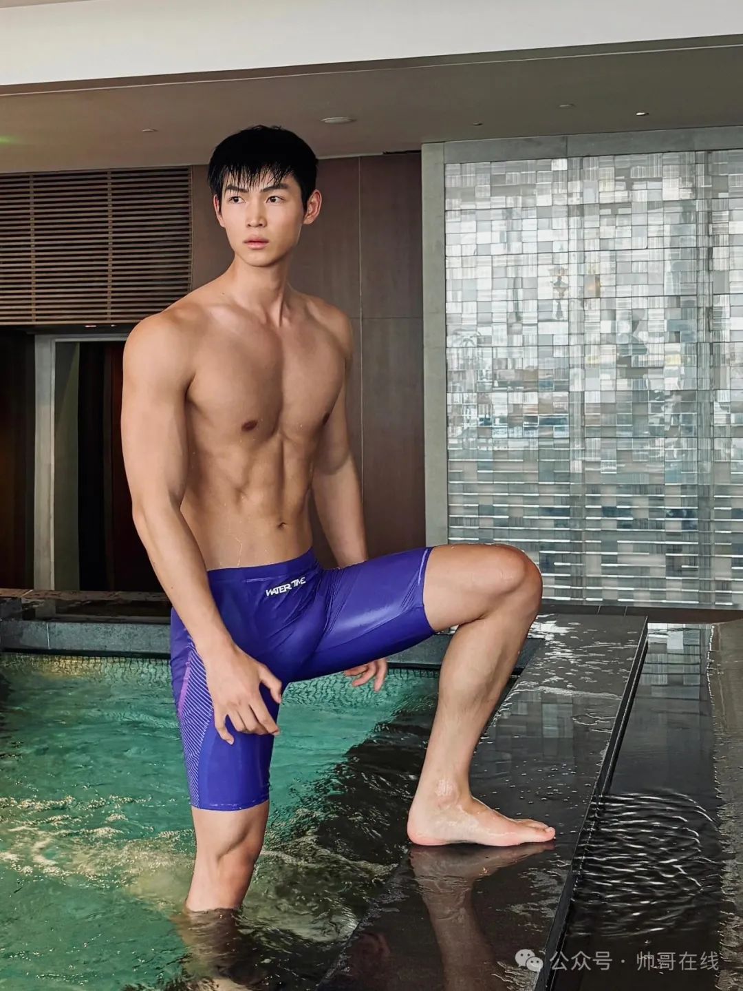 190CM 泳裤薄肌体育生模特，腰长腿长的肌肉小狼狗帅弟弟！