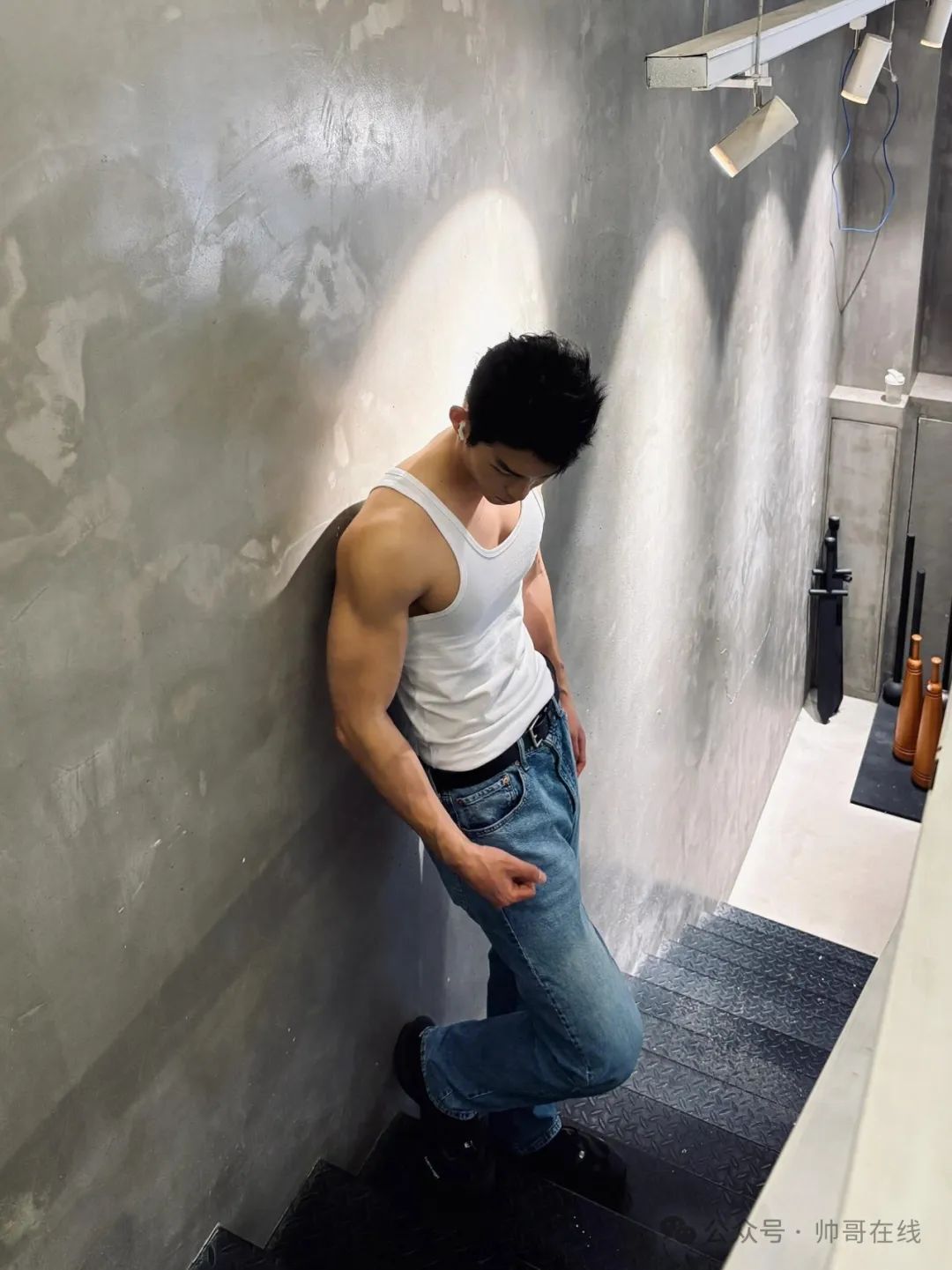 190CM 泳裤薄肌体育生模特，腰长腿长的肌肉小狼狗帅弟弟！