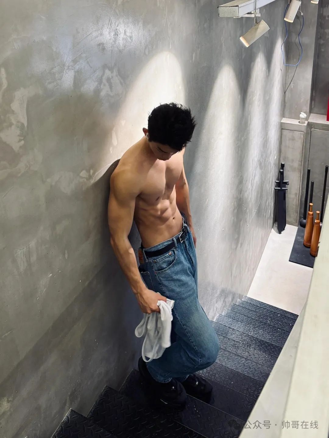 190CM 泳裤薄肌体育生模特，腰长腿长的肌肉小狼狗帅弟弟！