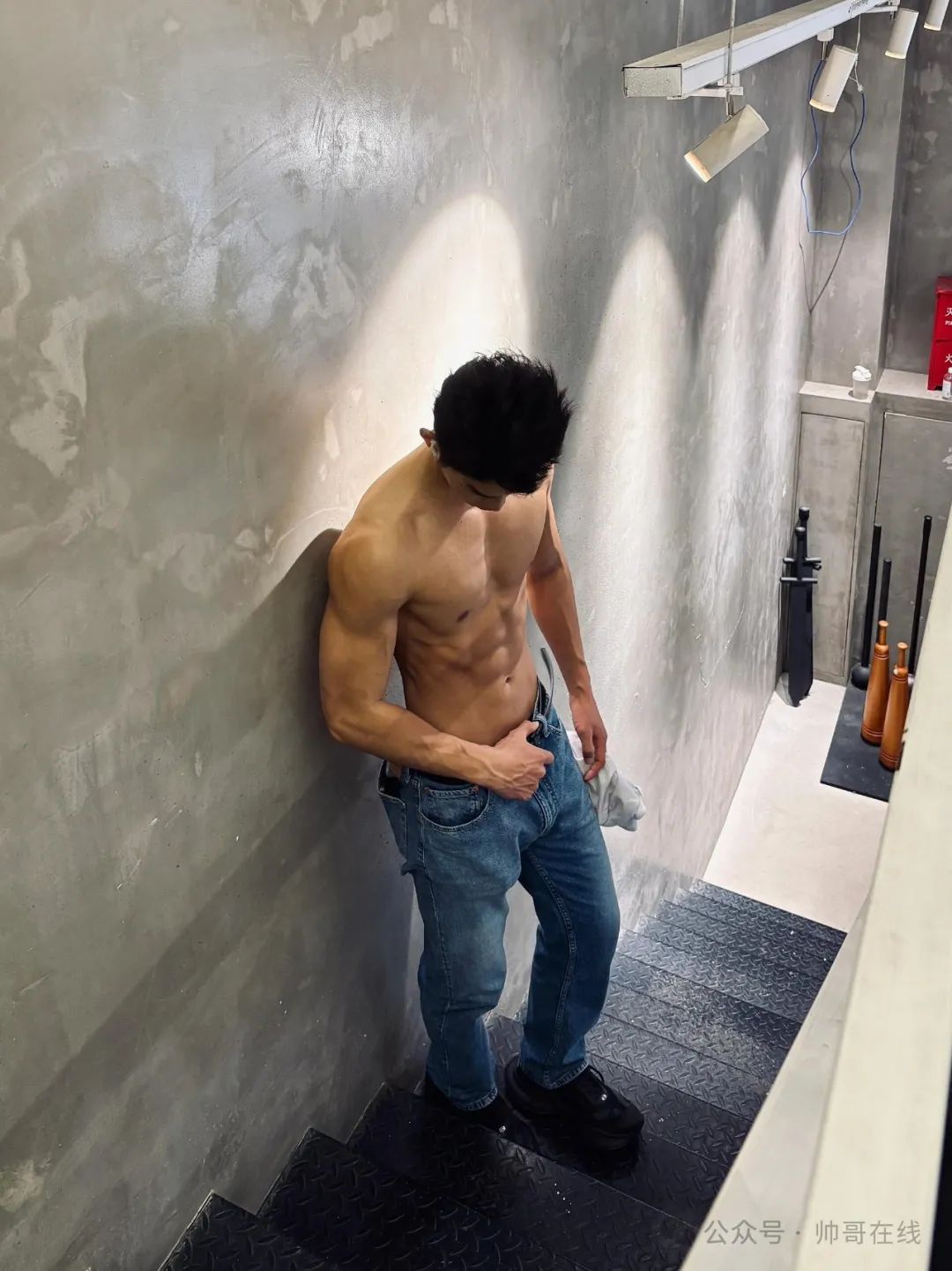 190CM 泳裤薄肌体育生模特，腰长腿长的肌肉小狼狗帅弟弟！