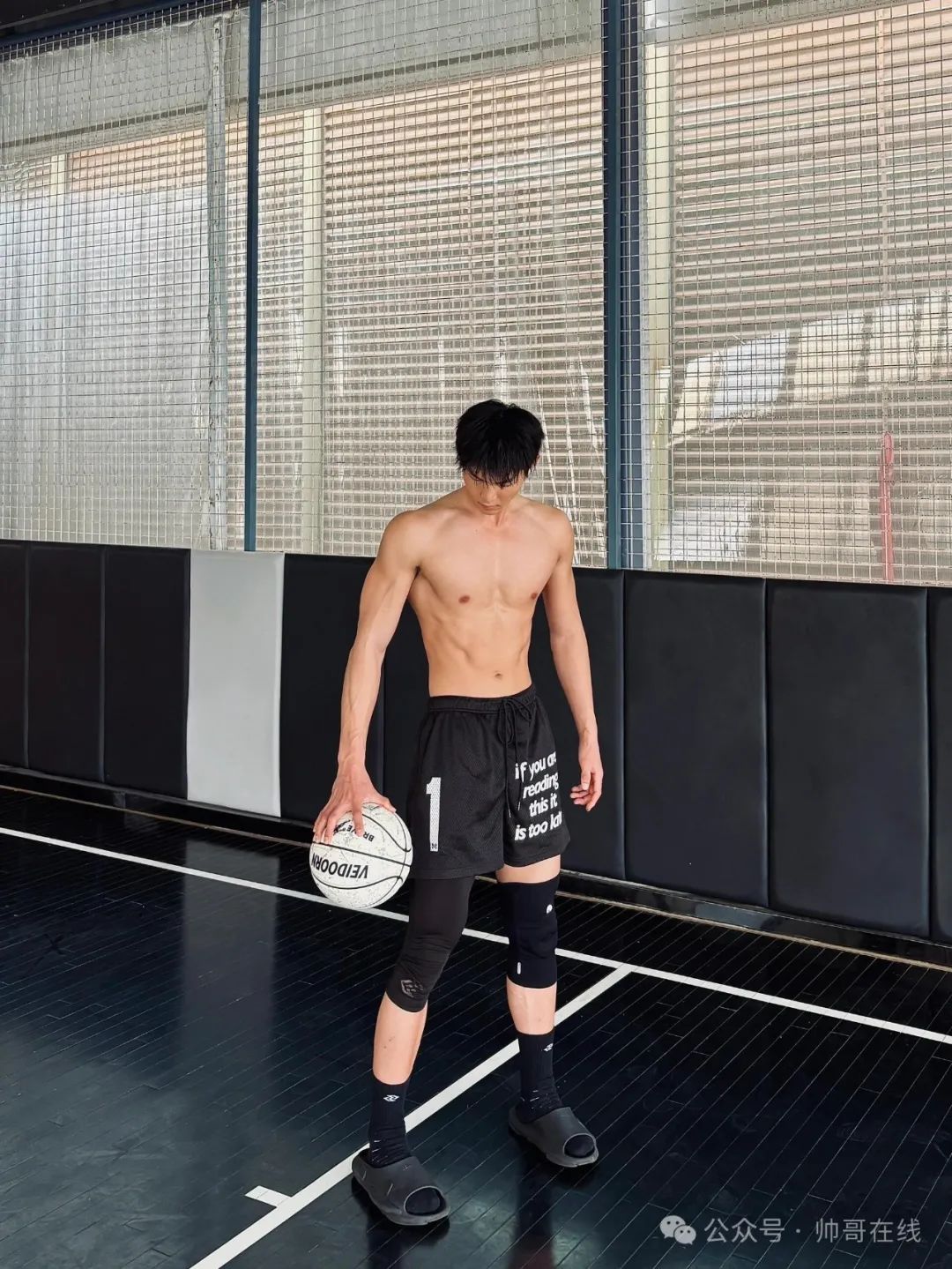 190CM 泳裤薄肌体育生模特，腰长腿长的肌肉小狼狗帅弟弟！