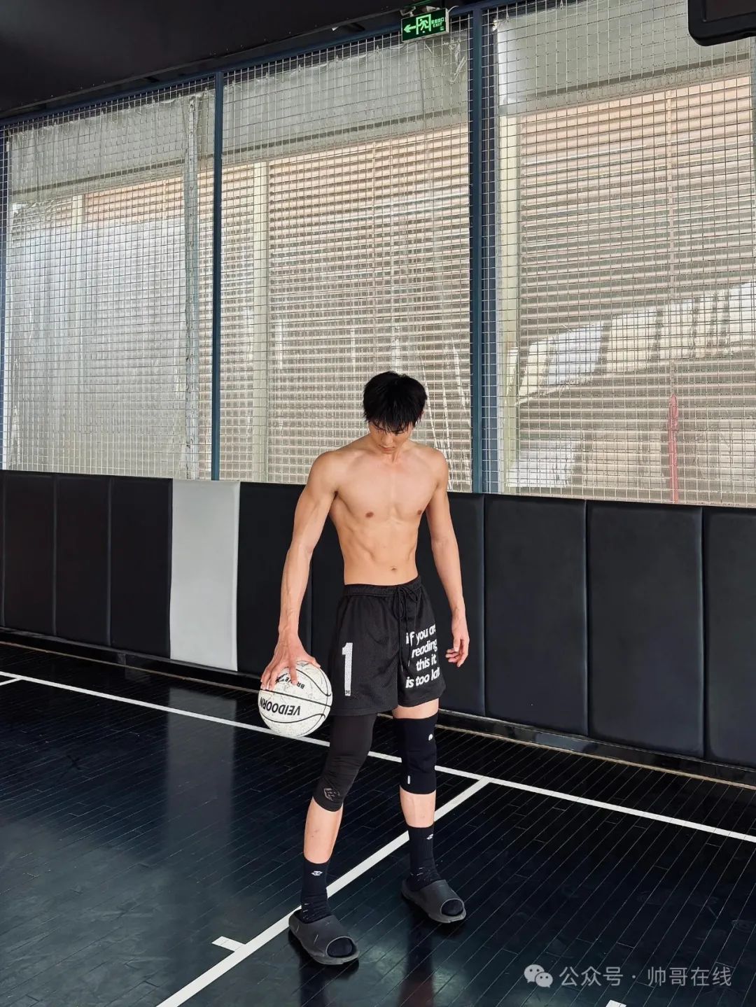 190CM 泳裤薄肌体育生模特，腰长腿长的肌肉小狼狗帅弟弟！