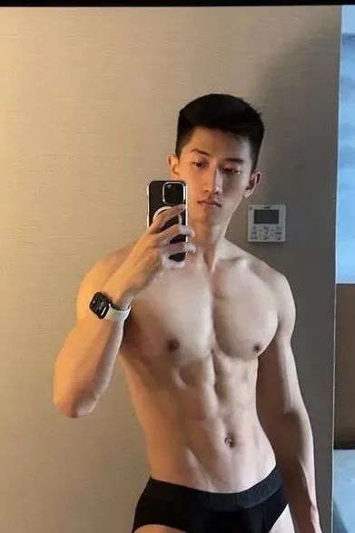 年下狼狗肌肉男大在线宠粉！精致五官 超大轮廓！！