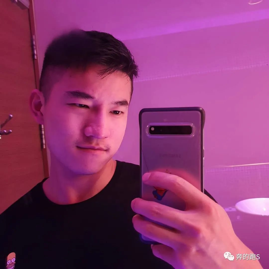 换衣间遇见运动小哥，​也太让人抵抗不了吧！